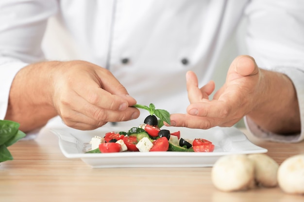 Шеф готовит блюдо